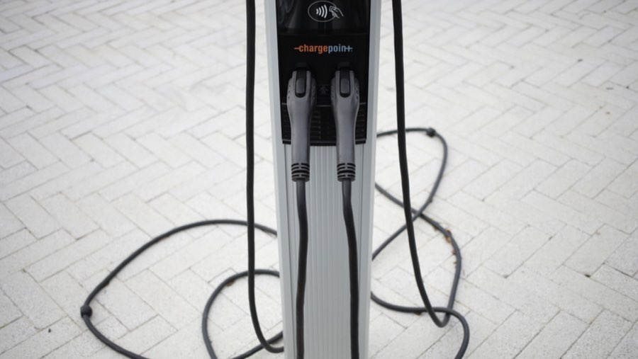 Stasiun pengisian daya (charger) mobil listrik di AS (Sumber: Bloomberg)