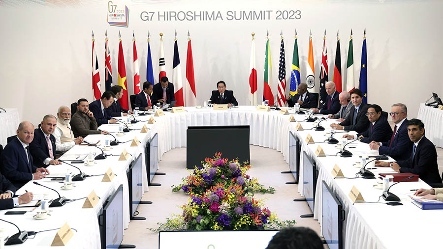 Presiden Ukraina, Volodymyr Zelenskiy duduk bersama para pemimpin Kelompok Tujuh (G-7) di Hiroshima, Jepang, Minggu 21/5/2023). (Source: Japan Pool)