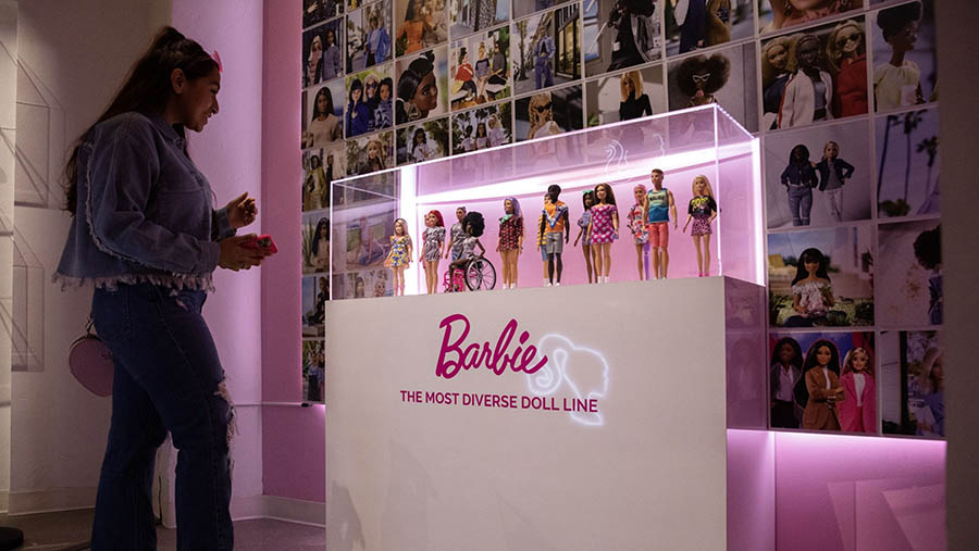 Pengunjung melihat Barbie di World Of Barbie di Santa Monica, California, AS, Kamis (18/5/2023). (Alisha Jucevic/Bloomberg)