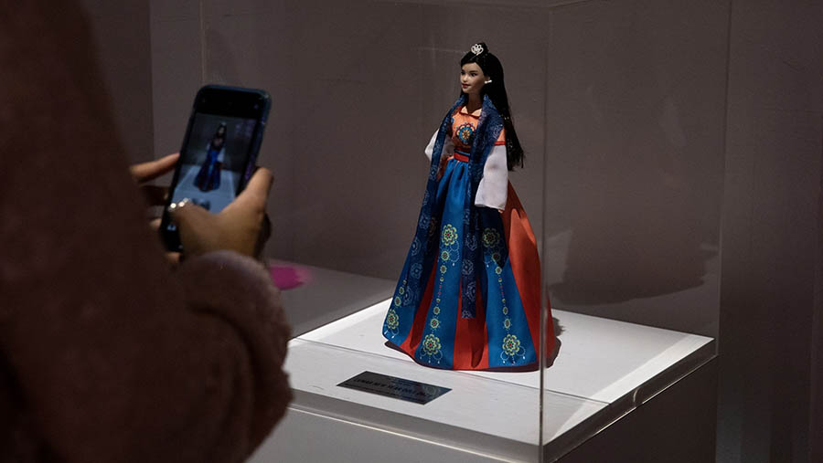 Pengunjung melihat Barbie bertema Tahun Baru Imlek di World Of Barbie di Santa Monica, California, AS. (Alisha Jucevic/Bloomberg)