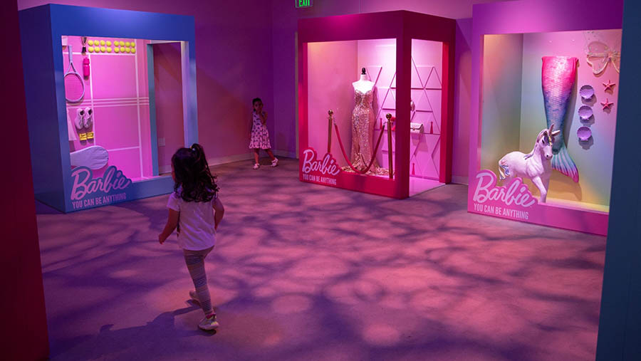 Anak kecil melihat studio mode Barbie di World Of Barbie di Santa Monica, California, AS, Kamis (18/5/2023). (Alisha Jucevic/Bloomberg)