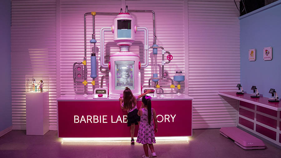 Pengunjung berada di area Laboratorium Barbie di World Of Barbie di Santa Monica, California, AS, Kamis (18/5/2023). (Alisha Jucevic/Bloomberg)