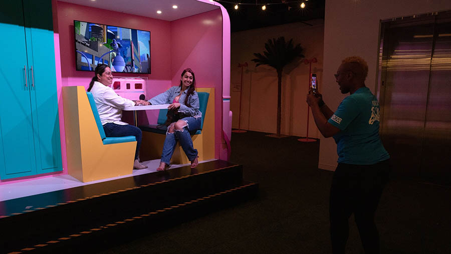 Pengunjung berada dalam Barbie Camper Van di World Of Barbie di Santa Monica, California, AS, Kamis (18/5/2023). (Alisha Jucevic/Bloomberg)