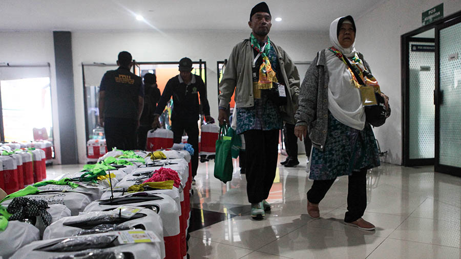 Calon haji embarkasi Jakarta memasuki Asrama Haji Pondok Gede, Jakarta, Selasa (23/5/2023). (Bloomberg Technoz/ Andrean Kristianto)