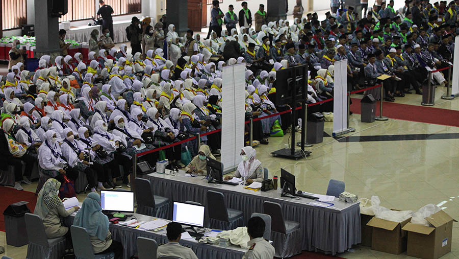 Calon haji menunggu proses administrasi di Asrama Haji Pondok Gede, Jakarta, Selasa (23/5/2023). (Bloomberg Technoz/ Andrean Kristianto)