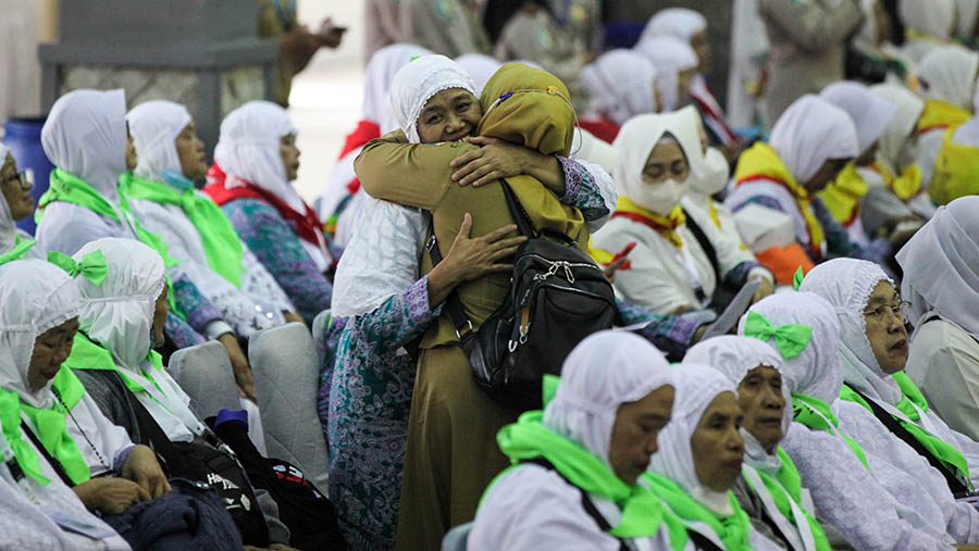 Kerabat memeluk salah seorang calon haji di Asrama Haji Pondok Gede, Jakarta, Selasa (23/5/2023). (Bloomberg Technoz/ Andrean Kristianto)