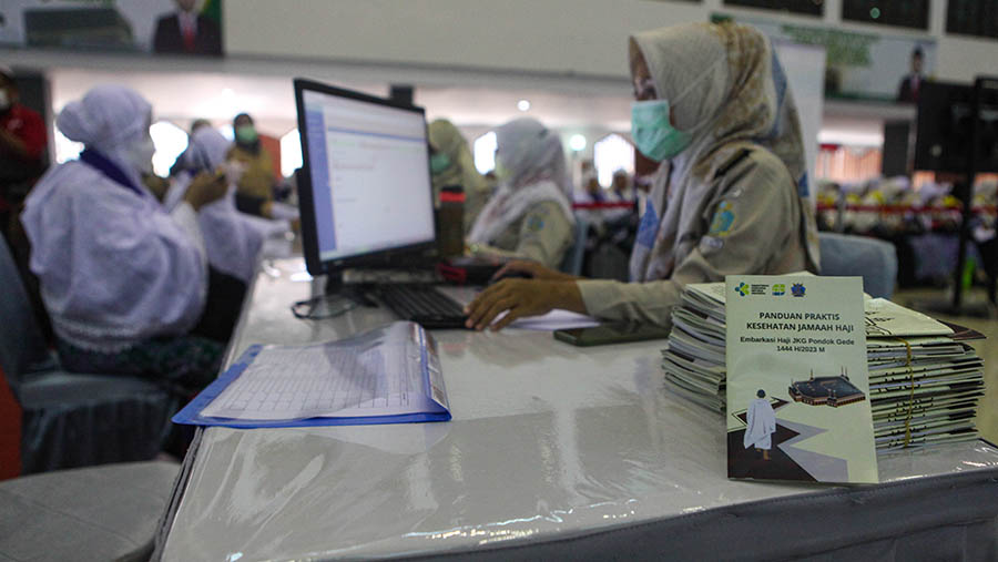 Petugas mengecek kesehatan jamaah calon haji di Asrama Haji Pondok Gede, Jakarta, Selasa (23/5/2023). (Bloomberg Technoz/ Andrean Kristianto)