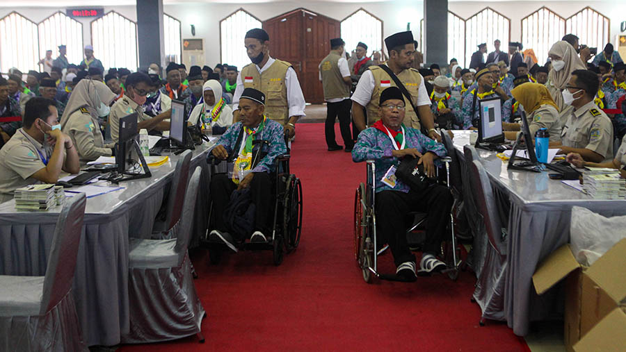 Usia yang diberangkatkan bervariatif dari usia 24 tahun hingga 82 tahun. (Bloomberg Technoz/ Andrean Kristianto)