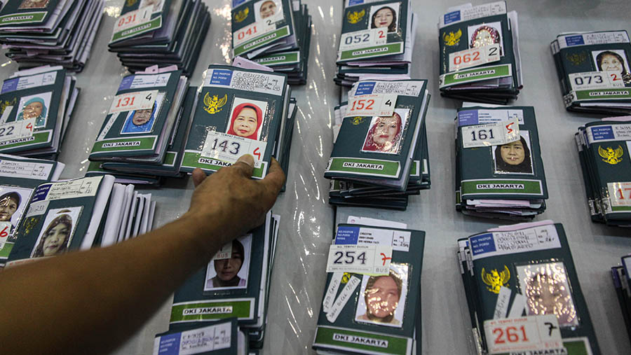 Petugas mengambil paspor calon jemaah haji di Asrama Haji Pondok Gede, Jakarta, Selasa (23/5/2023). (Bloomberg Technoz/ Andrean Kristianto)