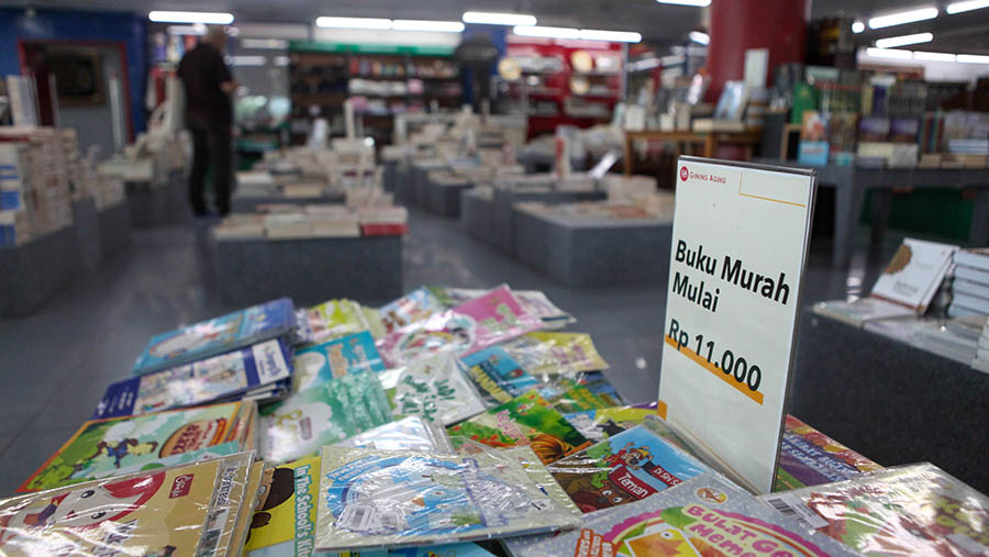 Calon pembeli melihat buku di Toko Buku Gunung Agung Kwitang, Jakarta, Selasa (23/5/2023). (Bloomberg Technoz/ Andrean Kristianto)
