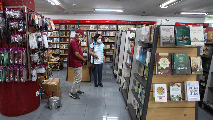 Bambang (75) datang ke toko buku ini untuk nostalgia karena mendengar kabar akan tutupnya Gunung Agung. (Bloomberg Technoz/ Andrean Kristianto)