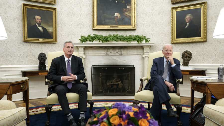 Kevin McCarthy dan Joe Biden pada 22 Mei 2023. (Sumber: Yuri Gripas/Abaca/Bloomberg)