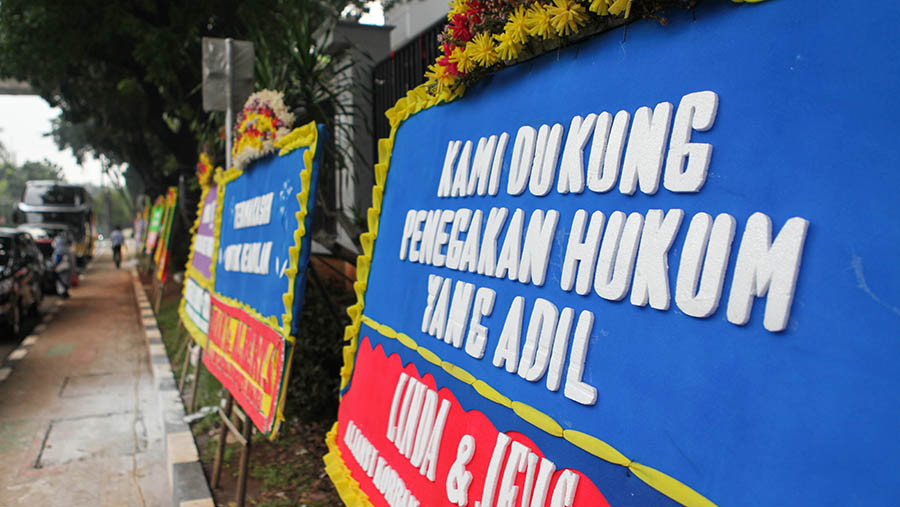 Karangan bunga nasabah korban KSP Indosurya berjejer di depan Kejagung, Jakarta, Rabu (24/5/2023). (Bloomberg Technoz/ Andrean Kristianto)