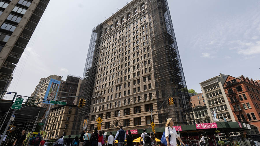 Gedung Flatiron, sebuah bangunan ikonik yang tipis dan bersejarah di Kota New York itu telah dilelang.  (Jeenah Moon/Bloomberg)