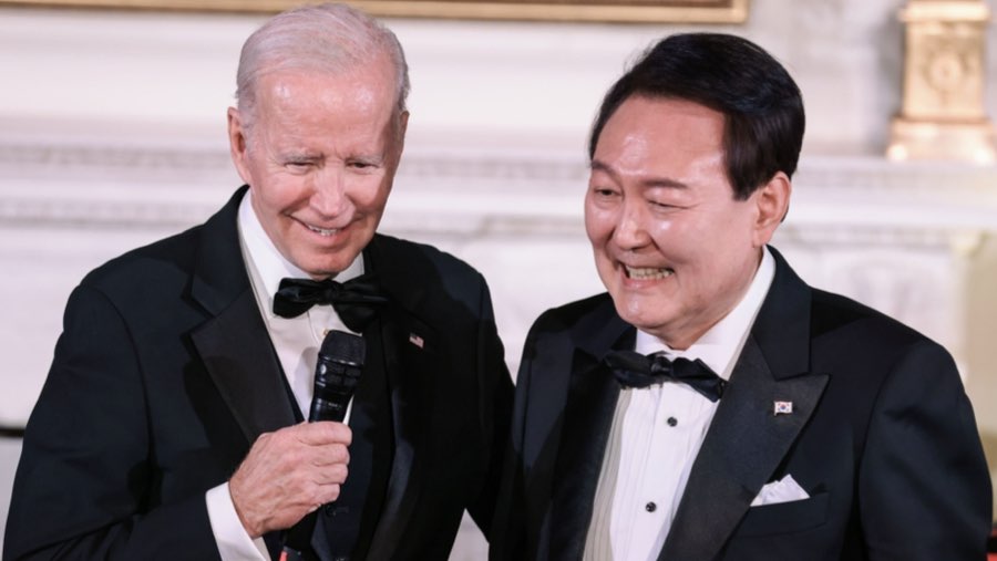 Presiden AS Joe Biden dan Presiden Korsel Yoon Suk Yeol (Sumber: Bloomberg)