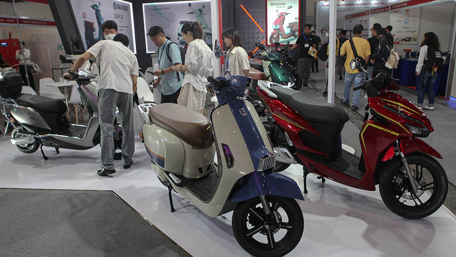 Pengunjung melihat motor listrik dalam pameran INAPA 2023 di JIExpo, Jakarta, Kamis (25/5/2023). (Bloomberg Technoz/ Andrean Kristianto)