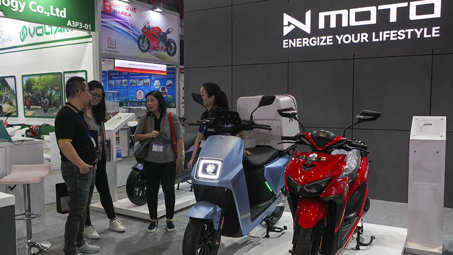 Dalam pamneran ini sejumlah produsen motor listri yang sebagian besar dari China memamerkan produknya. (Bloomberg Technoz/ Andrean Kristianto)