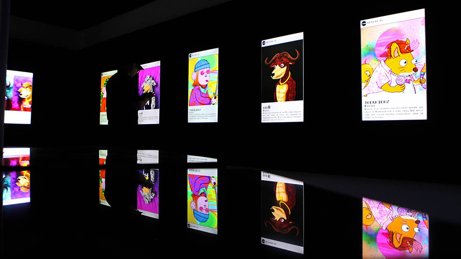 Karya seni di galeri ini ditampilkan dalam sembuah layar LCD dan proyektor (Bloomberg Technoz/ Andrean Kristianto)