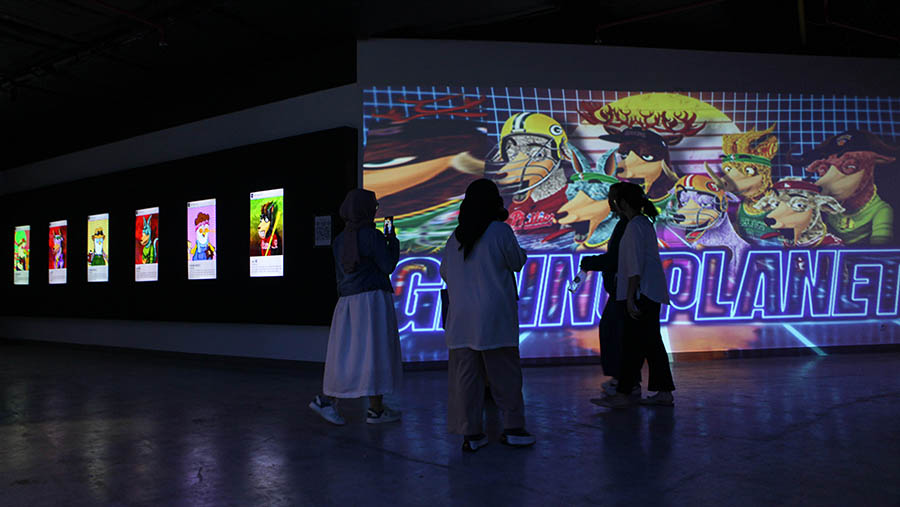 Pengunjung mengamati karya NFT di NFTone Gallery, Jakarta, Jumat (26/5/2023). (Bloomberg Technoz/ Andrean Kristianto)