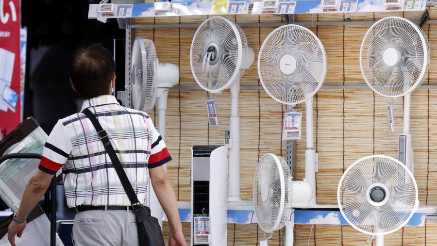 Penjualan pendingin udara kipas angin di Jepang. (dok Bloomberg)