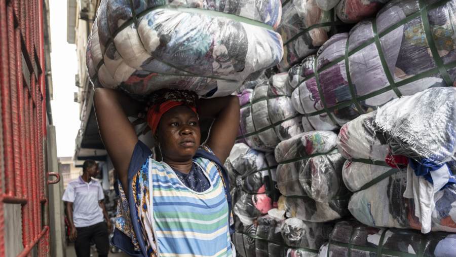 Limbah pakaian di penampungan pakaian pekas di Accra, Ghana. (dok Andrew Caballero-Reynolds/Bloomberg)