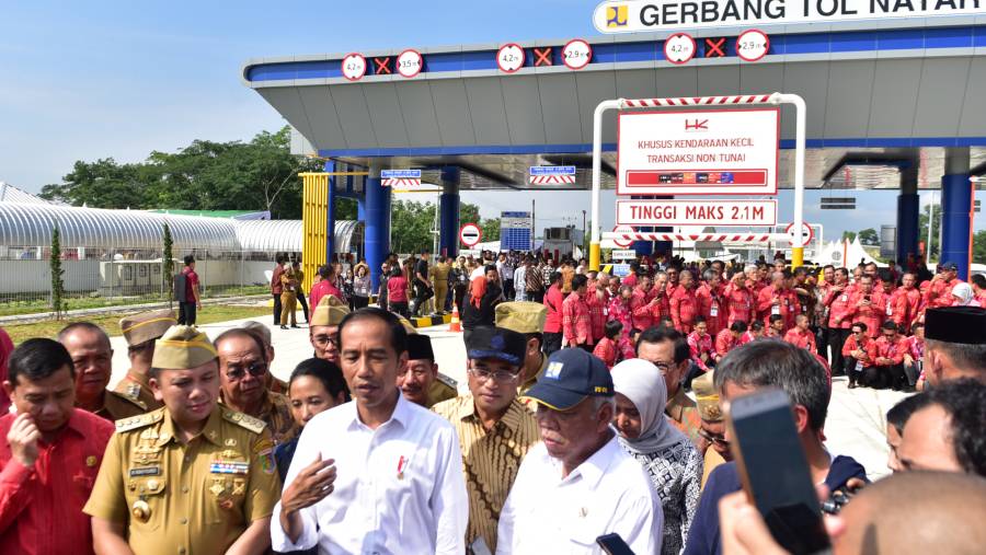 Presiden Jokowi meninjau salah stu proyek jalan tol. (dok Presidenri.go.id)