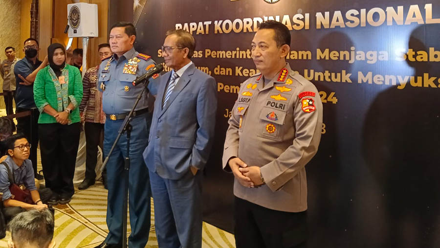 Rapat koordinasi Panglima TNI Yudo Margono, Menko Polhukam Mahfud MD. dan Kapolri Jenderal Listyo Sigit Prabowo. (Bloomberg Technoz/ Yunia Rusmalina)
