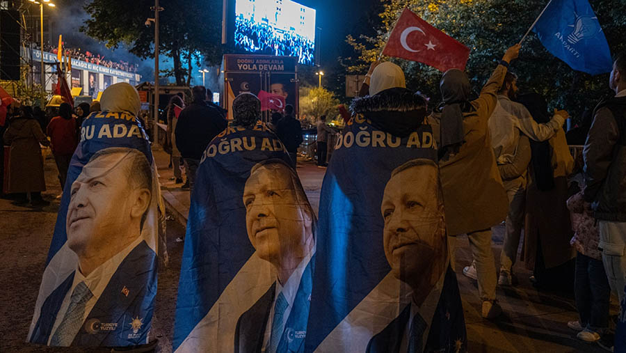 Pendukung calon presiden Turki, Recep Tayyip Erdogan merayakan kemenangan di Istanbul, Turki, Minggu (28/5/2023). (Kerem Uzel/Bloomberg)