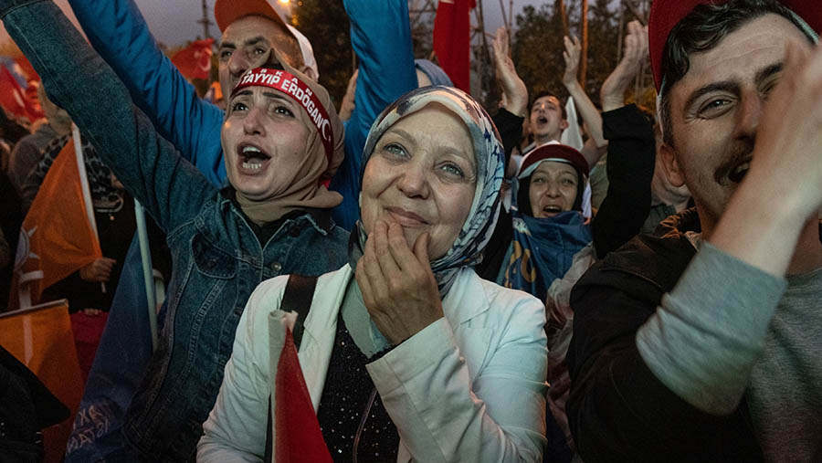 Pendukung calon presiden Turki, Recep Tayyip Erdogan merayakan kemenangan di Istanbul, Turki, Minggu (28/5/2023). (Kerem Uzel/Bloomberg)