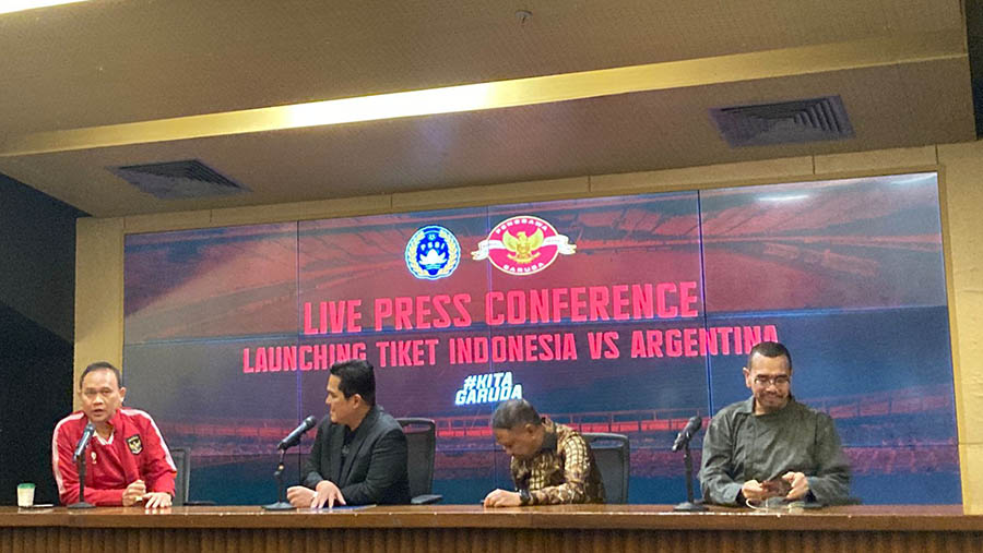 Konfrensi pers Ketum PSSI, Erick Thohir mengenai Tiket FMD Indonesia vs Argentina. (Bloomberg Technoz/ Rezha Hadyan)