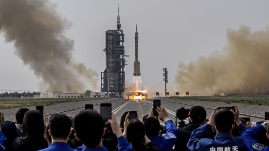 Peluncuran Shenzhou-16 China ke luar angkasa (Sumber: Bloomberg)