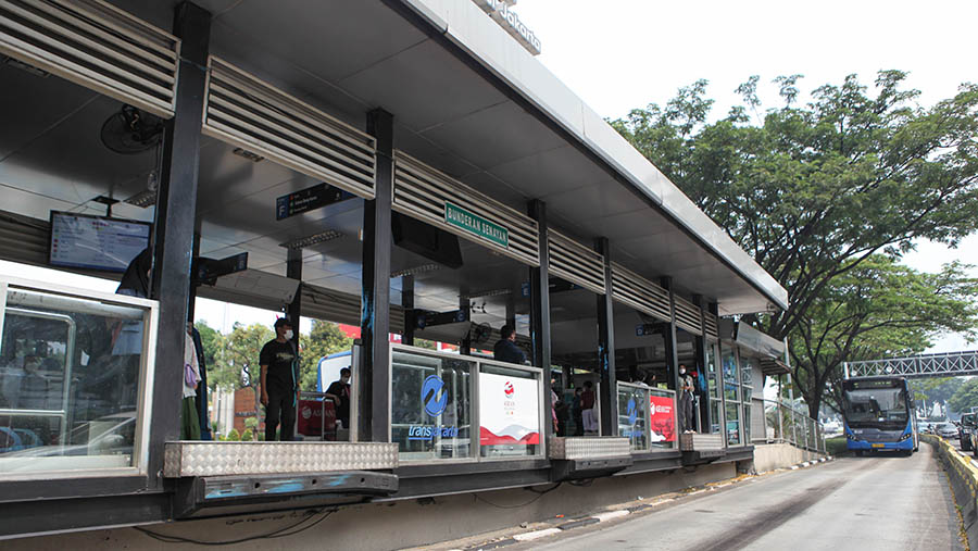 Sebanyak 10 halte TransJakarta akan ditutup sementara selama revitalisasi tersebut. (Bloomberg Technoz/Andrean Kristianto)