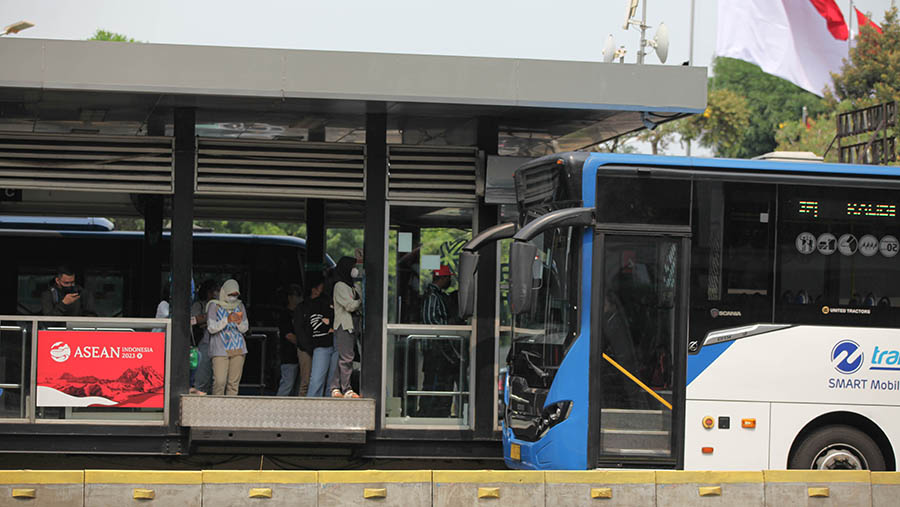 Penumpang menungggu bus Transjakarta di halte Transjakarta Bundaran Senayan, Jakarta, Selasa (30/5/2023) (Bloomberg Technoz/Andrean Kristianto)