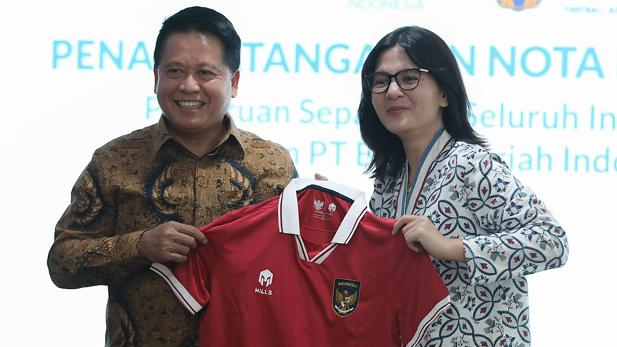 Wakil Ketua Umum PSSI Ratu Tisha Destria menandatangani kerja sama dengan Bank Syariah Indonesia (BSI). (Tangkapan Layar Twitter @PSSI)
