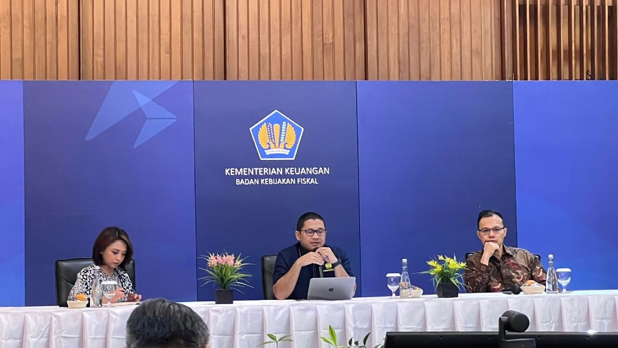 Kepala Badan Kebijakan Fiskal (BKF) Kementerian Keuangan Febrio Kacaribu (tengah) dalam acara taklimat Media di Jakarta, Rabu (31/5/2023).