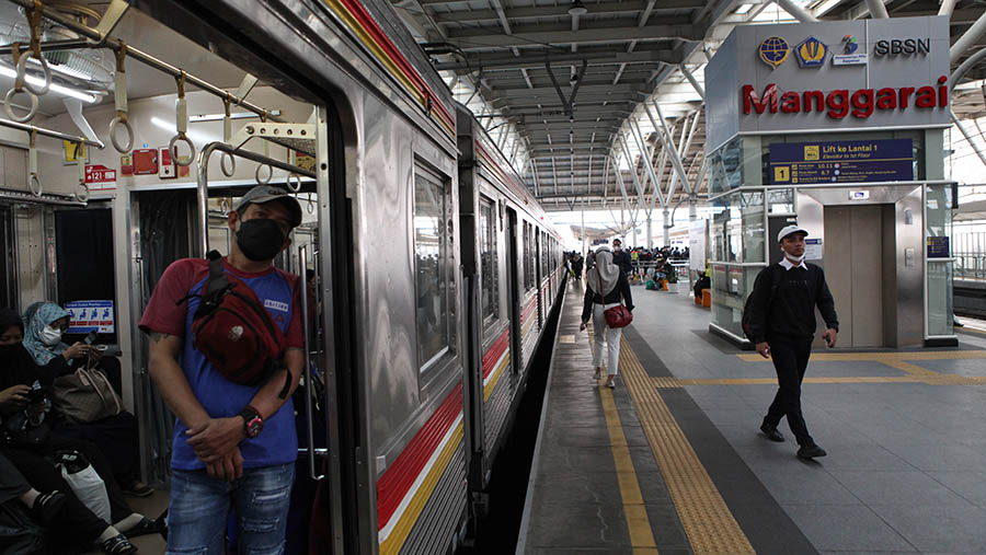 Penumpang KRL menunggu keberangkatan kereta di Stasiun Manggarai, Selasa (30/5/2023). (Bloomberg Technoz/ Andrean Kristianto)