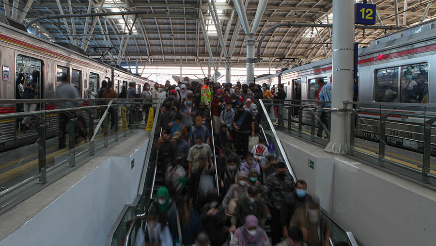 Suasana penumpang KRL Commuter line di Stasiun Manggarai, Selasa (30/5/2023). (Bloomberg Technoz/ Andrean Kristianto)