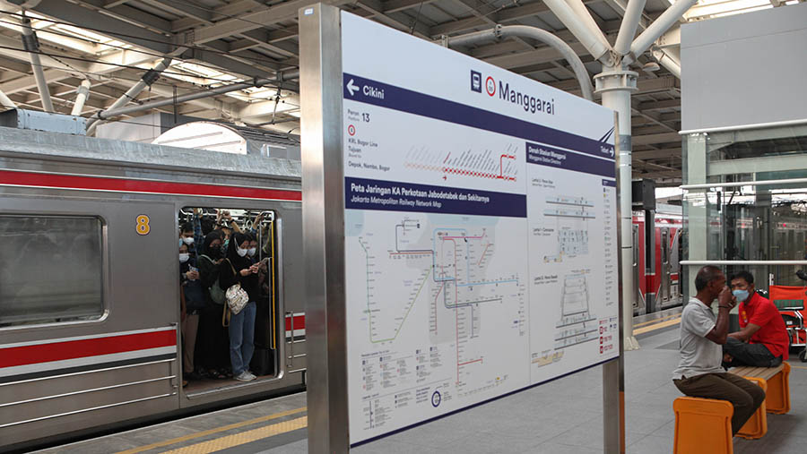 Selain itu KCI juga sedang berupaya mengurangi kepadatan penumpang di Stasiun Manggarai. (Bloomberg Technoz/ Andrean Kristianto)