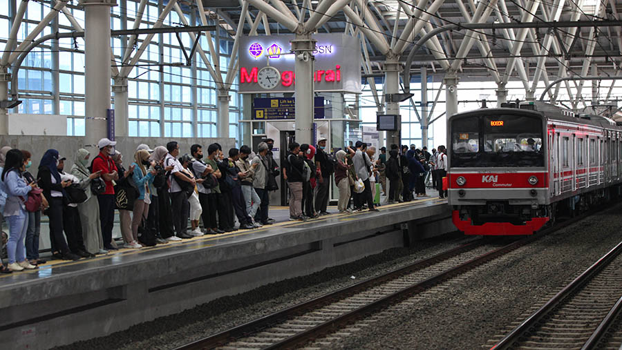 Suasana penumpang KRL Commuter line di Stasiun Manggarai, Selasa (30/5/2023). (Bloomberg Technoz/ Andrean Kristianto)