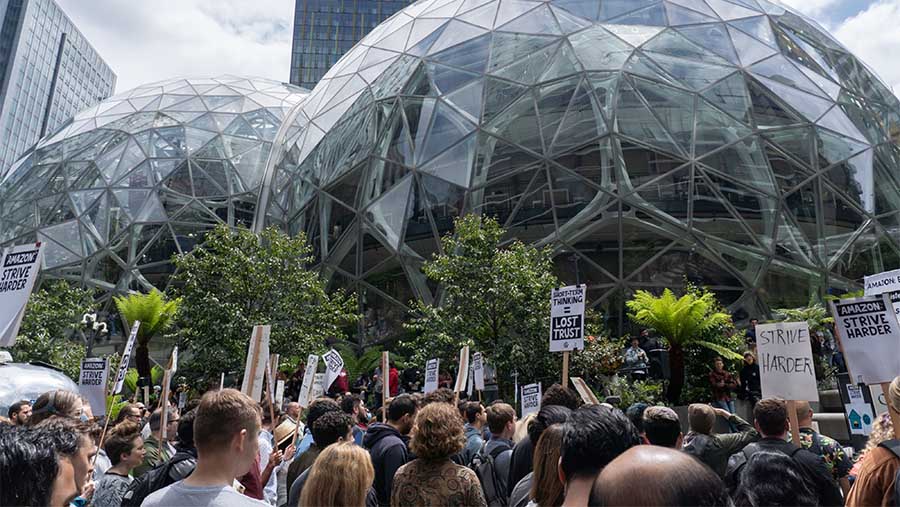 Dari total tersebut,1.000 karyawan berkumpul di luar Spheres bangunan kubah kaca besar markas besar Amazon di Seattle. (Chloe Collyer/Bloomberg)