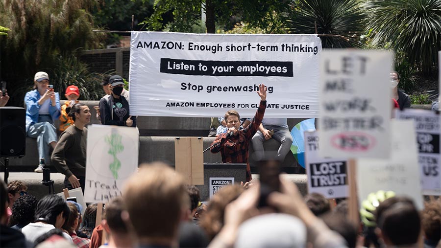 Karyawan Amazon melakukan mogok kerja di luar Amazon Spheres, di Seattle, Washington, AS, Rabu (31/5/2023). (Chloe Collyer/Bloomberg)