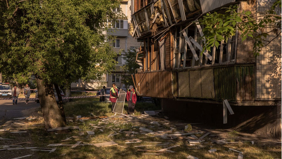 Bangunan hancur di Kyiv karena serangan rudal Rusia pada 1 Juni 2023 (Sumber: Bloomberg News)