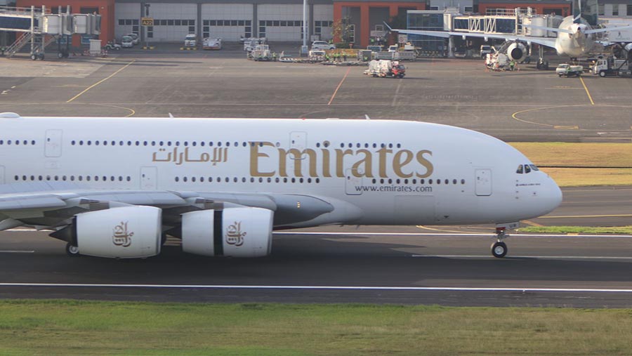 Pesawat penumpang terbesar di dunia A380 milik maskapai Emirates di Bandara Internasional I Gusti Ngurah Rai Bali, Kamis (1/5/2023). (Dok. Kemenhub)