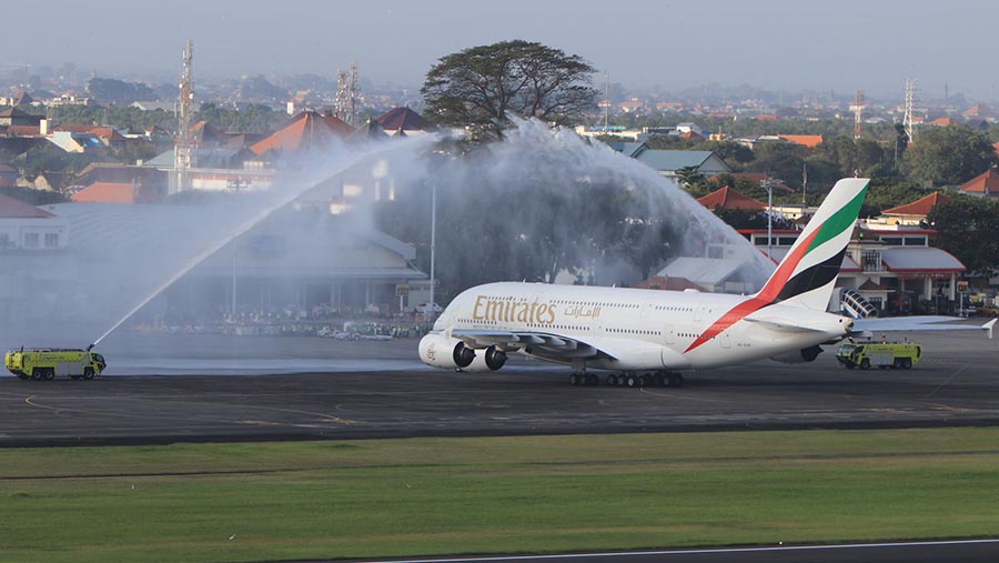 Pesawat penumpang terbesar di dunia A380 milik maskapai Emirates di Bandara Internasional I Gusti Ngurah Rai Bali, Kamis (1/5/2023). (Dok. Kemenhub)
