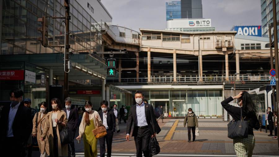 Suasana warga Jepang saat pagi hari, saat memulai aktivitas. (dok Shoko Takayasu/Bloomberg)