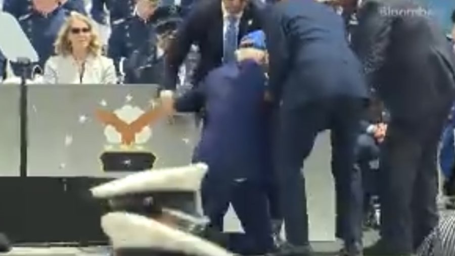 Joe Biden jatuh di panggung (Sumber: tangkapan layar video Bloomberg)