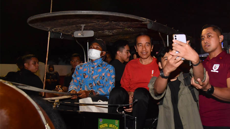 Presiden Joko Widodo (Jokowi) beserta istri berkeliling kawasan Malioboro, Daerah Istimewa Yogyakarta, Jumat (2/6/2023) malam. (BPMI Setpres/Rusman)