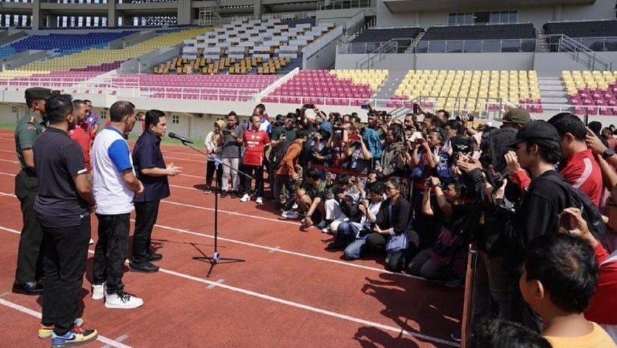 Ketum PSSI Erick Thohir saat meninjau Stadion Manahan Solo. (IG @erickthohir)