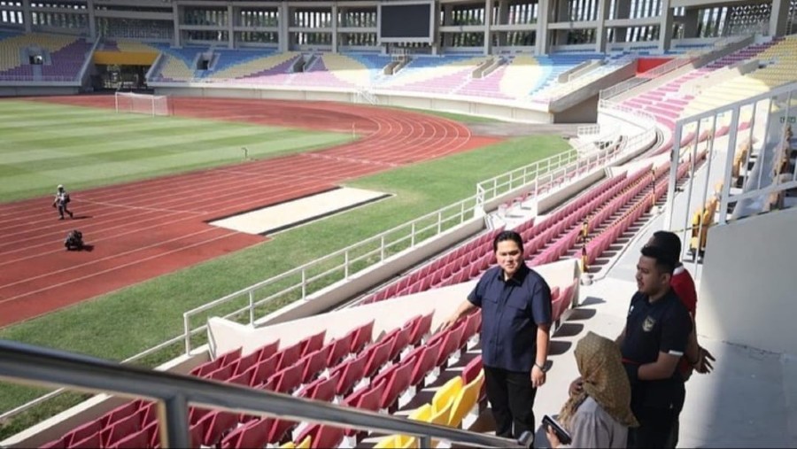 Ketum PSSI Erick Thohir saat meninjau Stadion Manahan Solo. (IG @erickthohir)