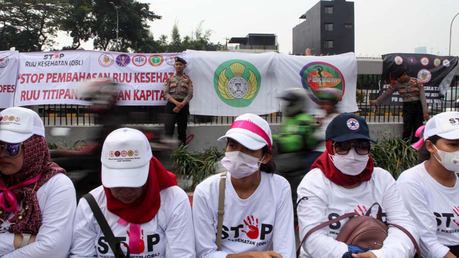 Akibat demo tersebut pengendara bermotor harus melintas di jalur bus Transjakarta. (Bloomberg Technoz/ Andrean Kristianto)